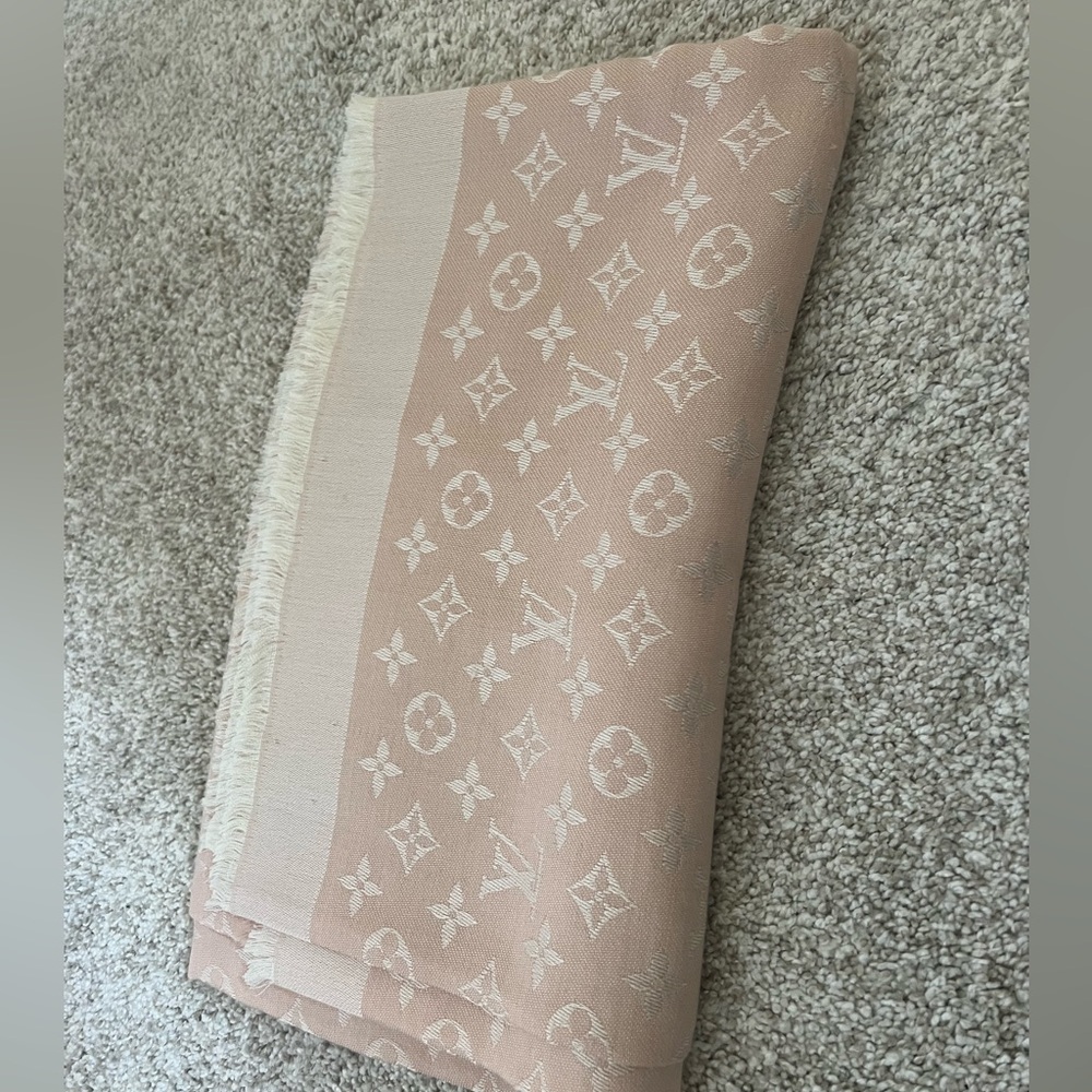 LV scarf not used in great shape very stylish.